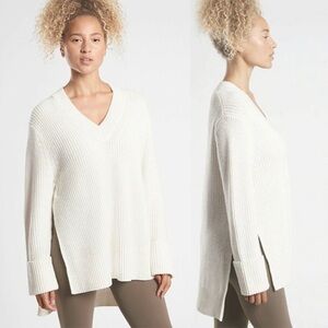 Athleta Shasta V-Neck Sweater Wool Blend
Chunky Ribbed Hi‎ Low Hem Dove Cream
